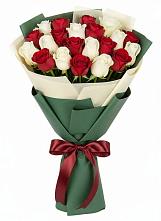 Букет Микс из красных и белых роз в Старопавловской