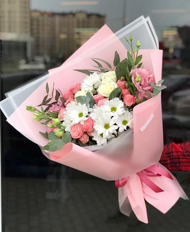 Букет цветов из: Розы, Лизиантусы и Хризантемы в Старопавловской
