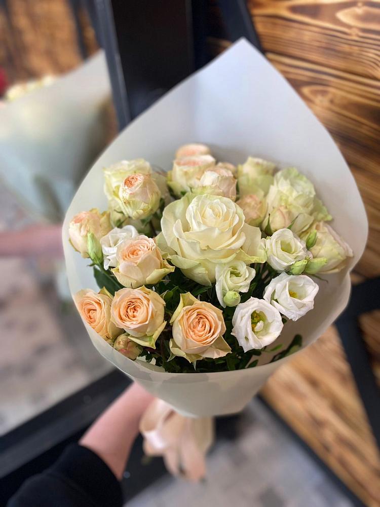 Букет цветов из: Розы и Лизиантусы в Старопавловской